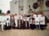 20 lipca 1997 r. Ks. Petras Dumbliauskas SDB poświęca krzyż wieży kościelnej. Na zdjęciu ks. Petras Dumbliauskas SDB i ks. Jacek Paszenda SDB oraz ministranci i adoratorki.