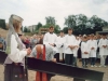 20 lipca 1997 r. Ks. Petras Dumbliauskas SDB poświęca krzyż wieży kościelnej.