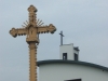 Krzyż przed kościołem poświęcony 12 czerwca 2004 r. Autor Petras Šimkus