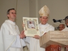 Nuncjusz Apostolski bp. Luigi Bonanzzi przekazuje wspólnocie parafialnej na ręce proboszcza ks. Jacka Paszendy życzenia i błogosławieństwo Ojca Świętego Benedykta XVI