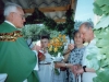 1994 r. Alfredas Guščius  i Zofija Valiukevičienė składają życzenia ks. Stanisławowi Szilejce SDB