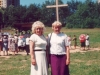 1994 r. Parafianki na łące przed krzyżem