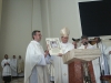 Apaštališkasis nuncijus vysk. Luigi Bonanzzi perduoda klebonui kun. Jacek Paszenda šv. Tėvo Benedikto XVI linkėjimus ir palaiminimą parapijos bendruomenei