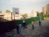 1998 m. Oratorijos vaikai žaidžia krepšinį vienuolyno kieme